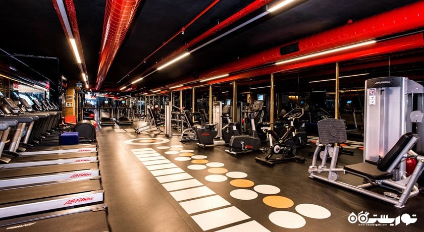 نمای کلی از سالن بدنسازی هتل